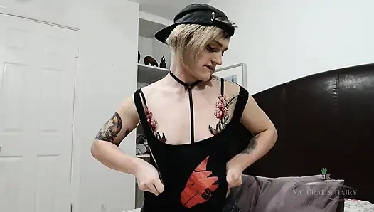 Si nakal Lauren Laurent melumasi memeknya yang berbulu dan menggunakan dildo aliennya.