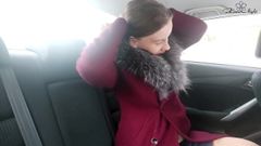 Une salope mignonne branle sa chatte mouillée pendant le trajet en taxi - fétiche