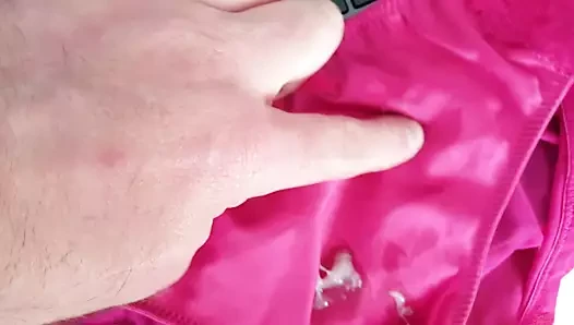 姉妹サテンパンティーに射精（しない）