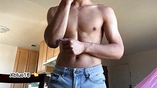 Un garçon sexy de 18 ans mange des noix pour avoir de grosses éjaculations