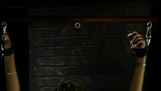 Zwei deutsche schwarze schätzchen mit titten wurden in bondage-session benutzt