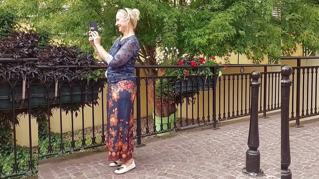 Mooie Blonde Volwassen Vrouw Geniet Van Seks in Rok