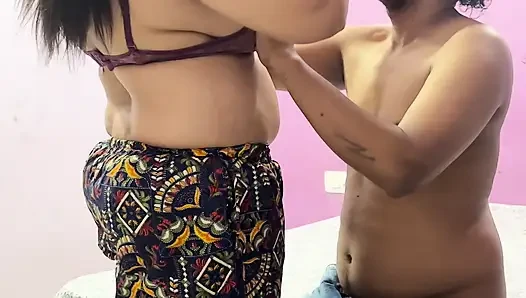 Индийская девушка трахается с девушкой-коллажем