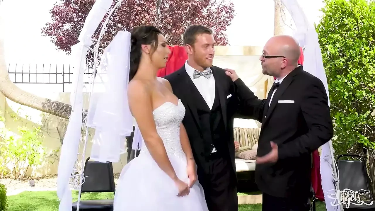 变性天使- 脸红的新娘香奈儿桑蒂尼对鸡巴的贪婪欲望。偷偷地香奈儿和最好的男人