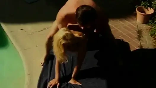 Tante seksi rambut pirang ngentot kontol besar di halaman belakang mobil klasik