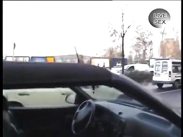 Гърдаста брюнетка си играе с путката преди да дръпне кура до свършване