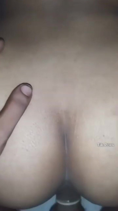 夫が大きなチンポを私のアナルに入れました。