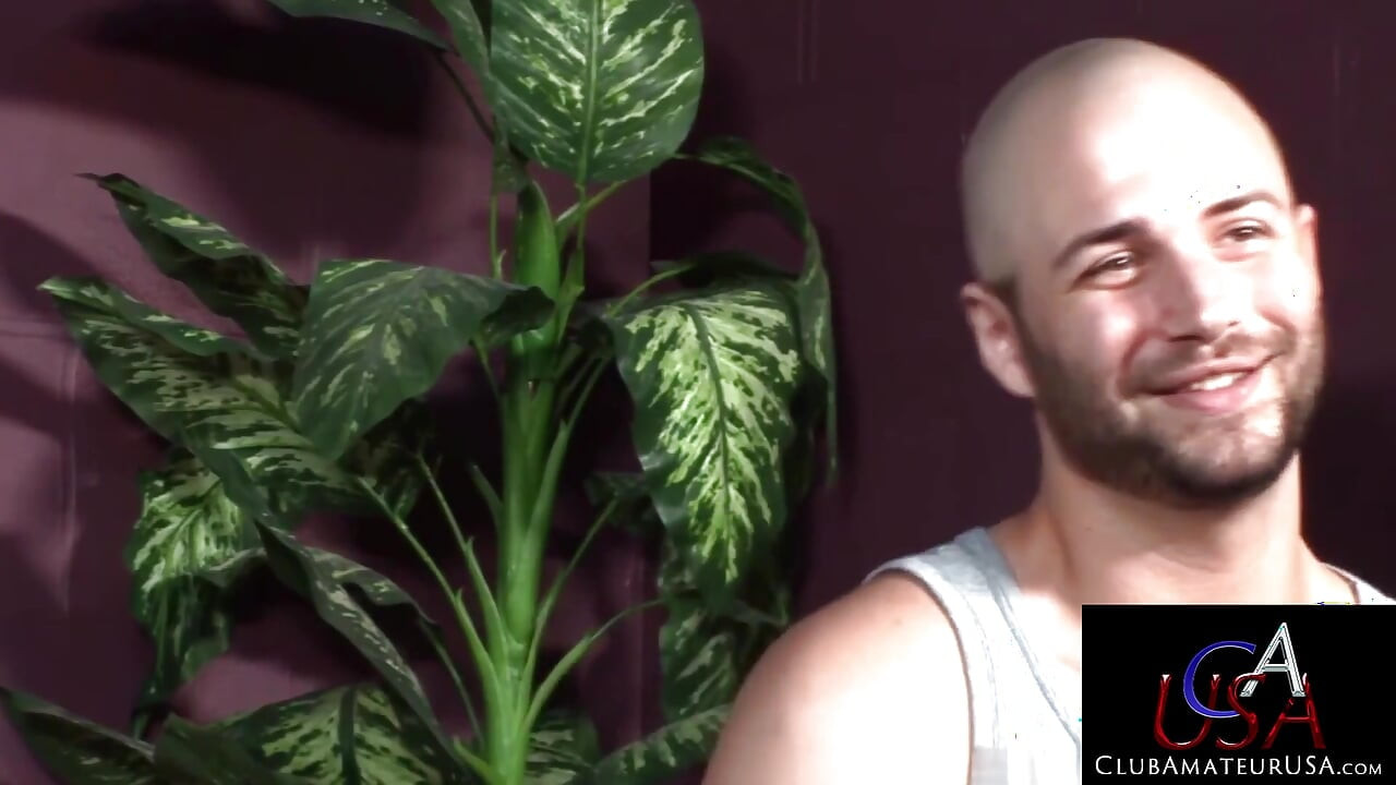 Dlakavi gay trlja kurac Davida Chasea nakon intervjua