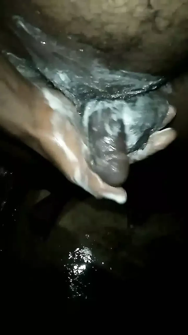 soap lagakar muthh mara aur lund saaf kiya