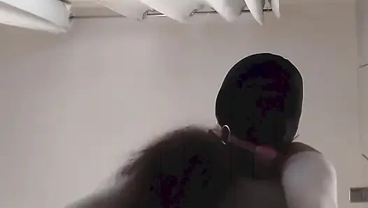 MILF gözleri bağlı ve ağzı bağlanmış, vajina ve ağzında sevişti