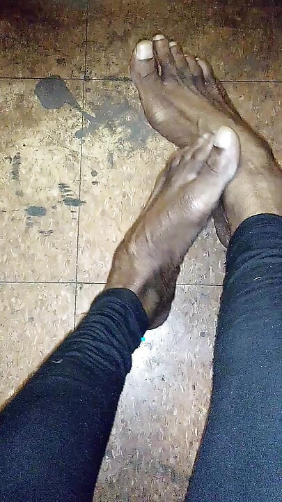 私のきれいな足でオナニーしてくれる?足フェチ