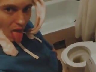Budak seks jilat toilet di toilet