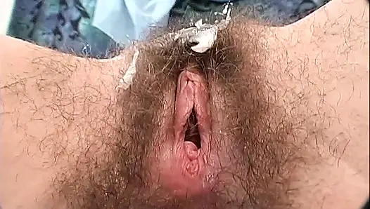 Geile behaarte süße, zierliche bekommt sperma auf ihre haarige muschi