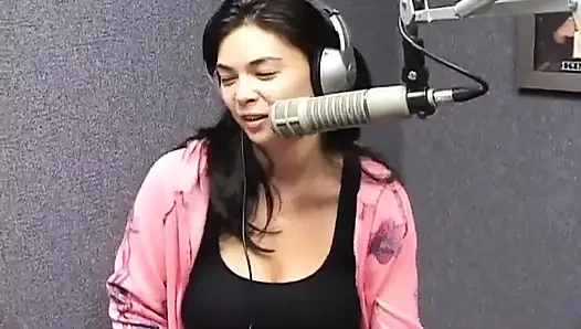 Wawancara Radio di Honolulu Menampilkan Tera Patrick