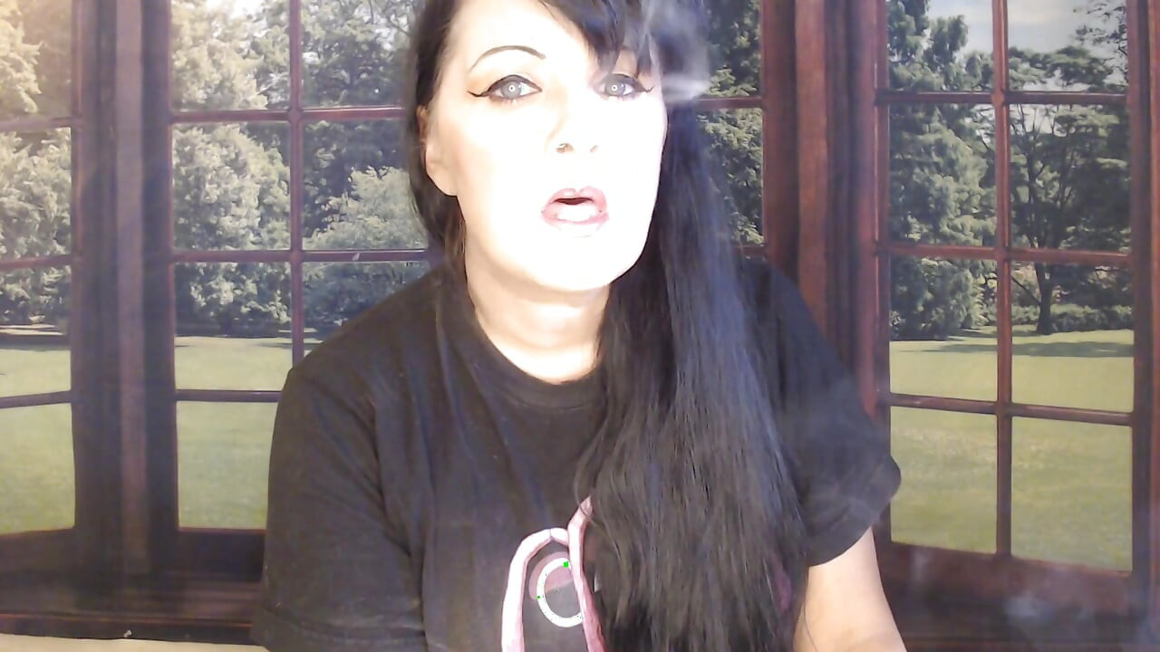 MILF Mouthy Smoke Inhales