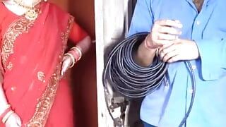 Donna indiana indiana che si gode il divertimento con la chiara voce hindi dell'amico del marito