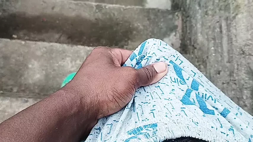 Pas de sous-vêtements, massage des grosses bites noires en pantalon, lent et taquinage