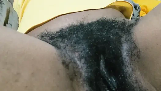 Tombul kızıl saçlı hatun ve kıllı amcık yakın çekim ateşli enerji ile yoğun arzusunu kucaklıyor