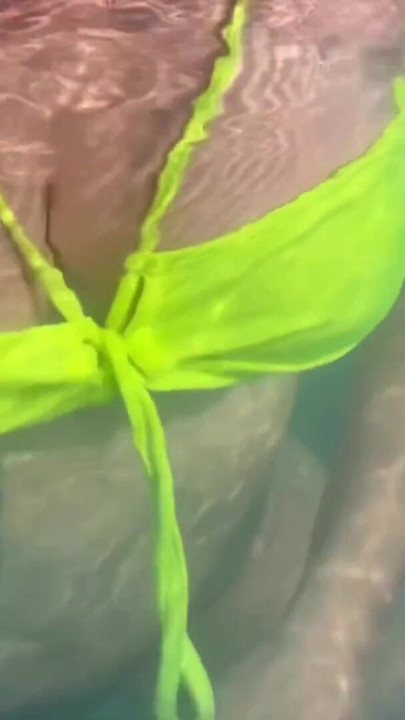 Artemisia Love își expune țâțele mari suculente sub apă fetișul din piscină publică plin de | Clip 2