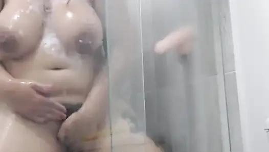 Колумбийка с волосатой шишкой мастурбирует в душе