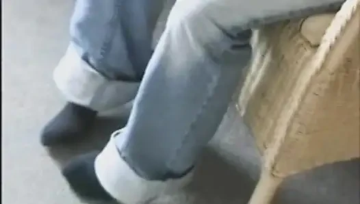 Чувак снимает на видео свою подругу