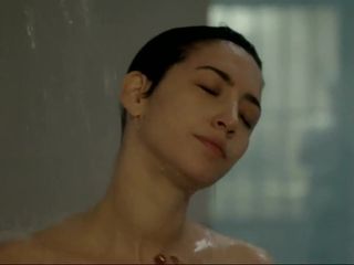 Sofia Gala Castiglione nua em uma cena de prisão no chuveiro