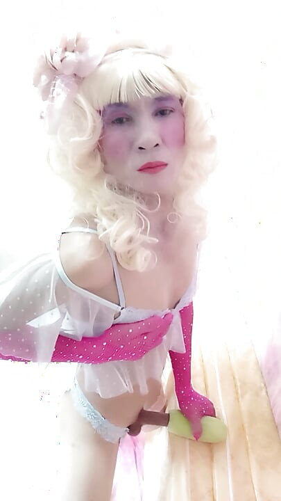 transseksualna Le ubrana w seksowne ubrania porno grając na stojąco.
