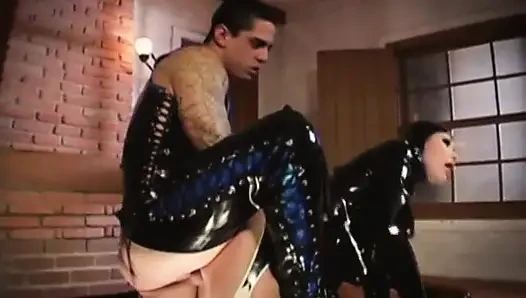 Geiles mädchen mit latex gekleidet, fickt einen sexy verrückten typen