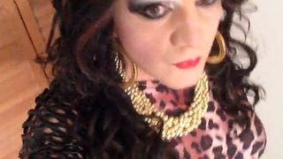 Crossdresser en minivestido de leopardo