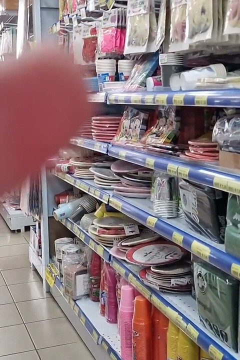 Obilazak prodavnice balona, divljenje ogromnim balonima, sjajnom lateksu i senzualnom draženju