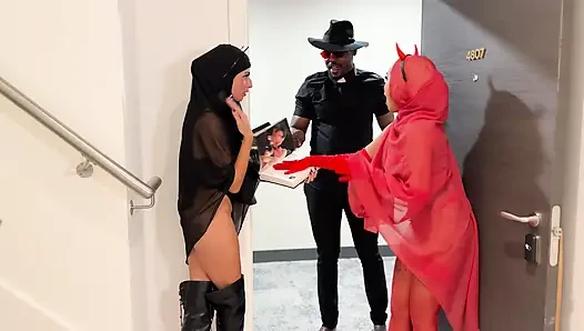 Cehennemden gelen azgın tesettürlü cadılar bayramı üçlü seks