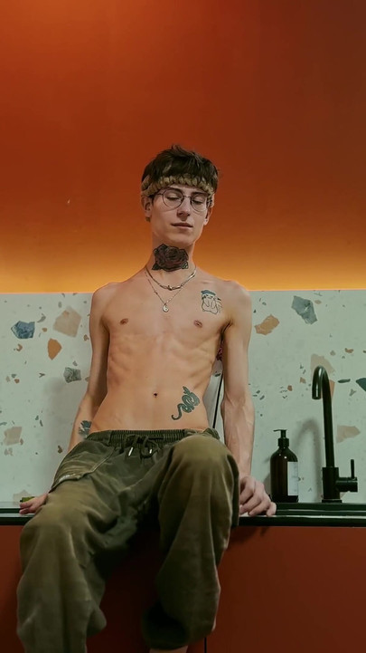 Twink se zabavlja u studijskoj kuhinji