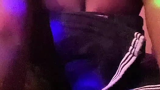 Sıkı siyah amcığımı sikmek için eldiven kullanıyorum