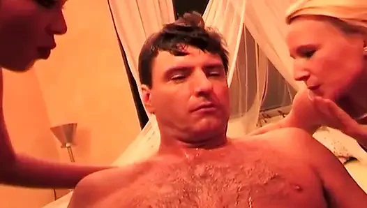 Zwei geile MILfs tränken sein gesicht mit schlampigen Spucke-Tränen