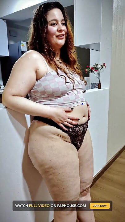 Nicole's Silly Fat Tease: Jiggling Cellulite Ass & Soft Belly Dance