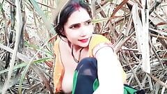 Una sexy india diventa calda per il sesso nel campo della canna da zucchero