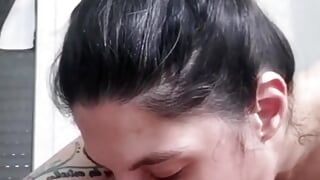 Kongkek muka MILF panas! Blowjob selamba dan pancutan mani di muka saya