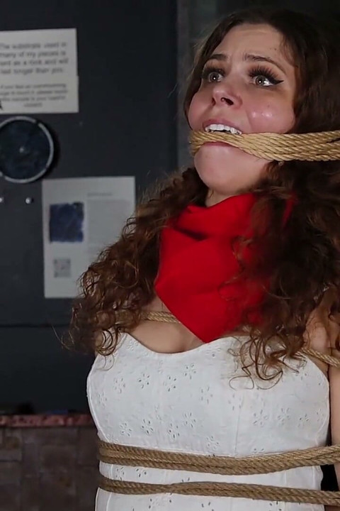 Fată pasionată de călărire inversă Mina