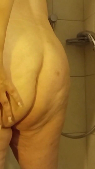 Round backside, mature & seductive – Eva Pur shows her curves, sensual, close and genuine for pure pleasure experiences | Clip 1