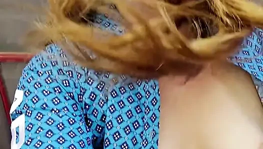 Si rambut merah pamer posisi menunggangi telanjang dalam kemeja