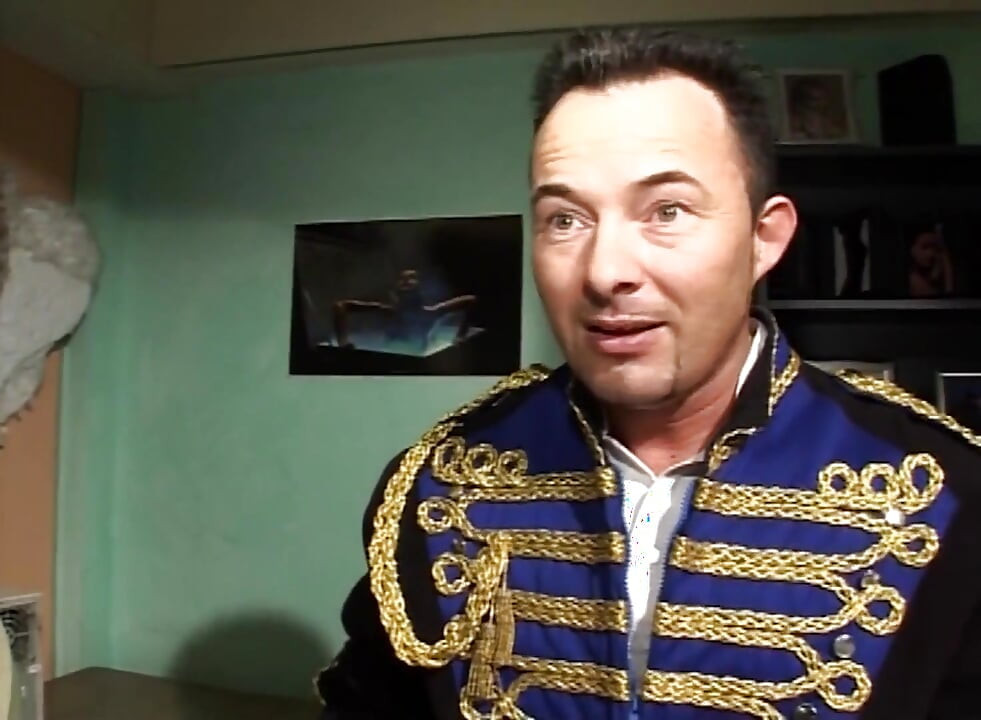 Napalona brunetka zostaje wylizana i ostro zerżnięta w pieska i kowboj