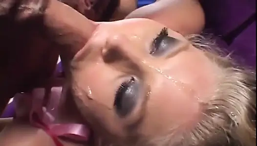 Genç bir göt anal sikişmeye hazır!