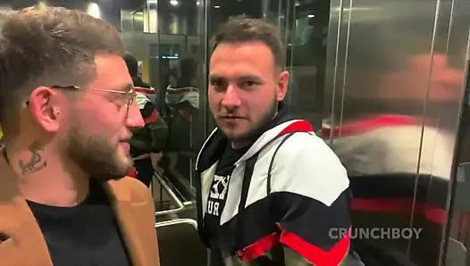 Thomas Pranis Hairywolf tarafından korunmasız sikiliyor