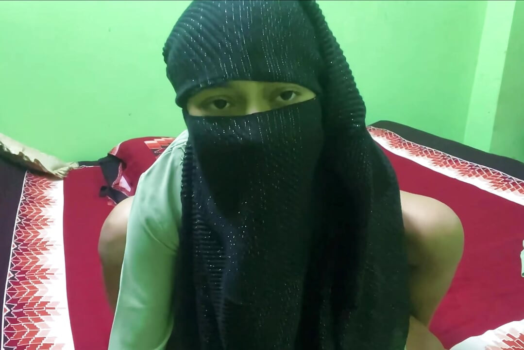 Seksi bir bayan büyük göğüslerini gösterdiğinde ve sert sikişmek için çıldırdığında