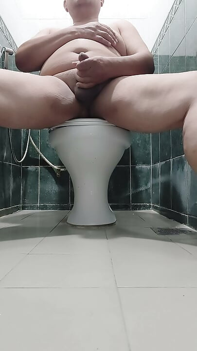 MALAY DADDY IN PUBLIC TOILET