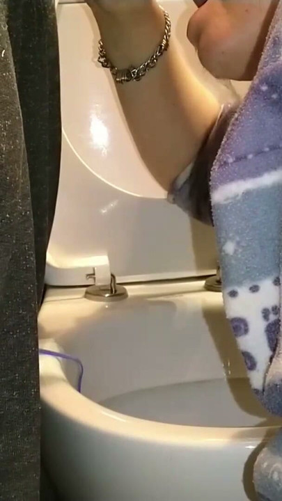 每次我清理馬桶的時候，他總是得尿尿。每次都這樣... | 片段 1
