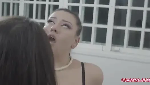 Моя девушка привела свою подругу, чтобы переспать с нами