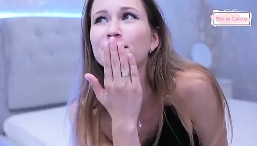 Elbisesini kaldırıp gösterdi