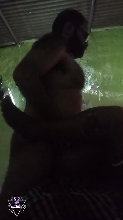 不満を抱いたデシ村のバービーは彼女のデヴァルに手を出した