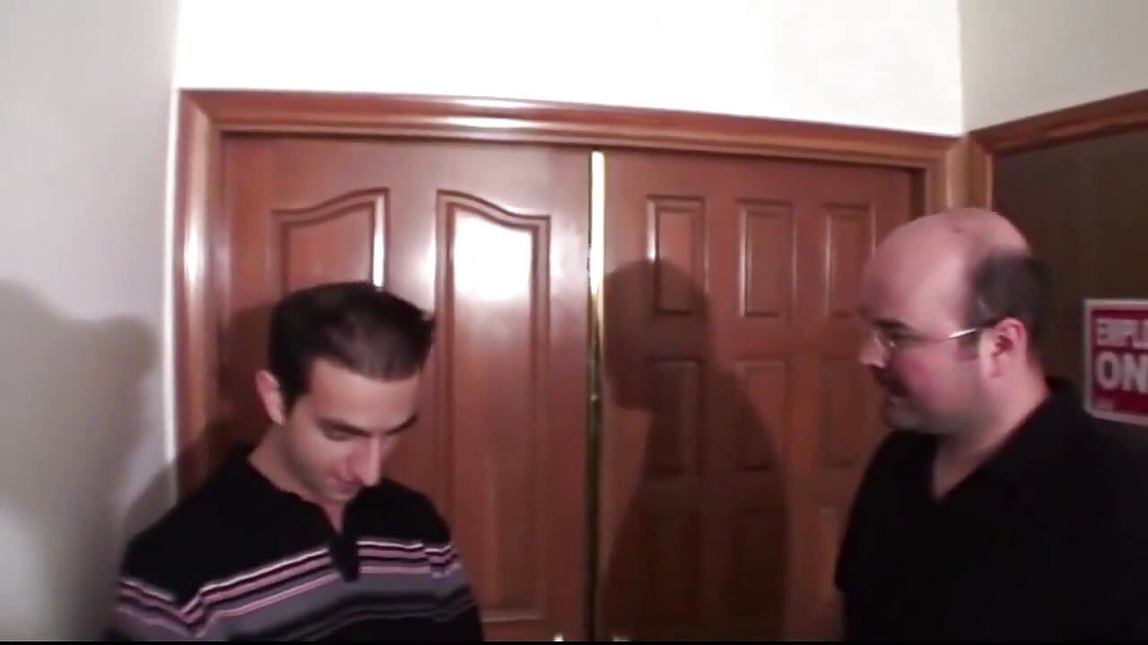 Soția a venit să-și plătească împrumutul soțului cu o pizdă